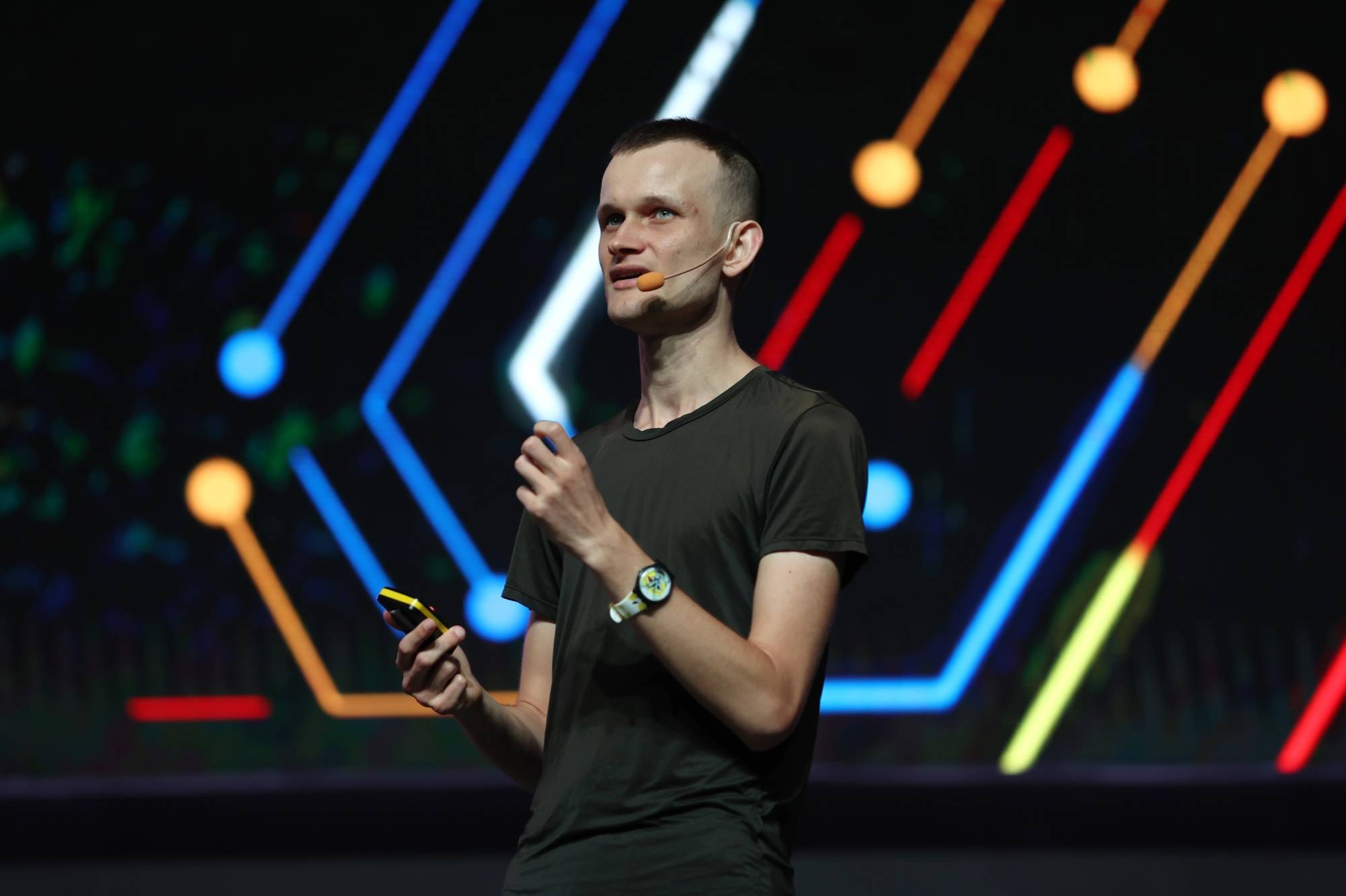 Vitalik Buterin kêu gọi cộng đồng Ethereum quay về với giá trị nguyên thủy. Ảnh: Bloomberg